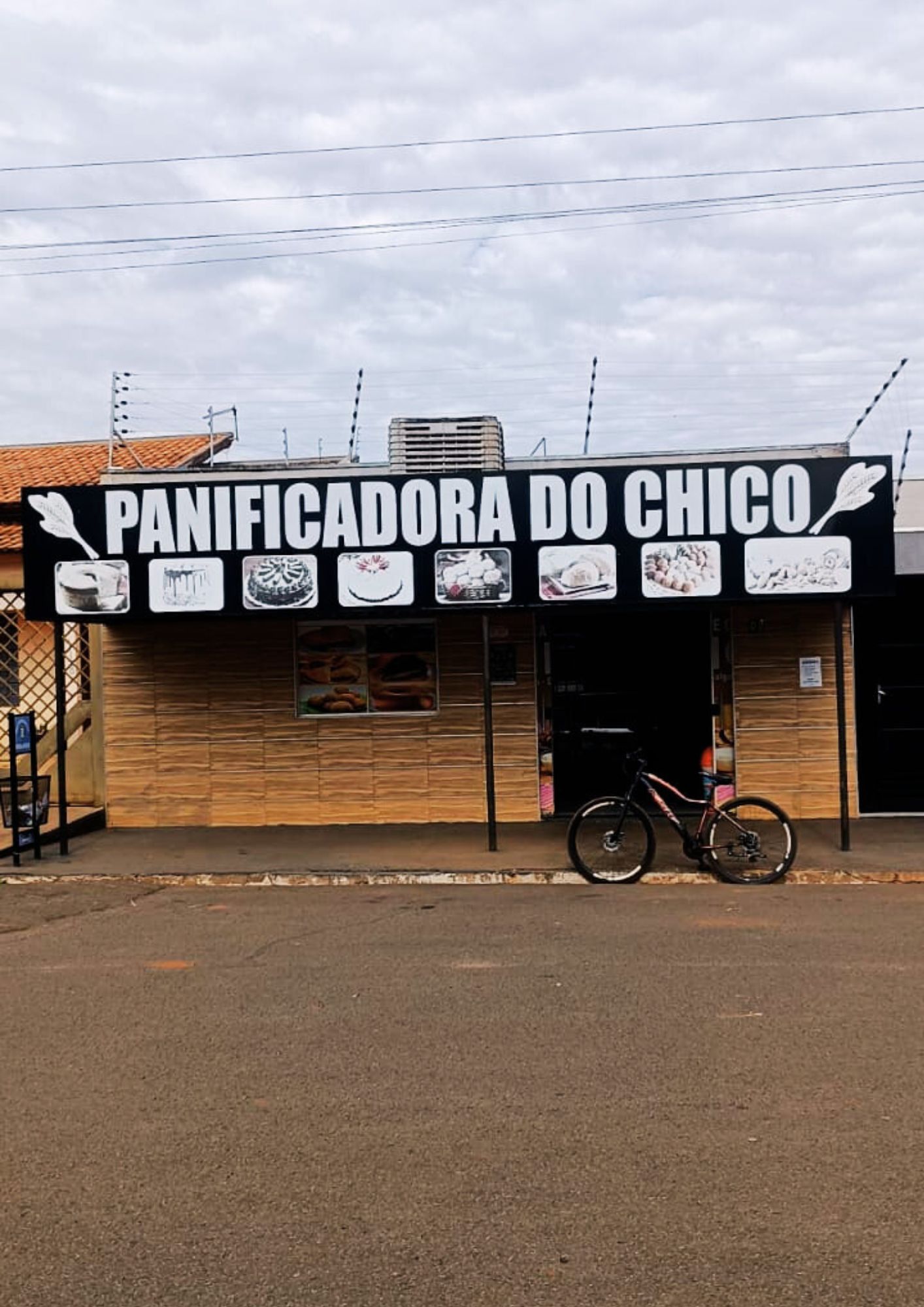 foto de uma padaria, a qualidade modificada no canva.